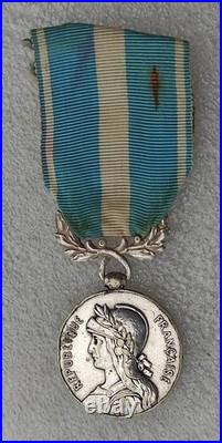 MEDAILLE COLONIALE modèle EPAULE HAUTE AVEC DES CHOCS