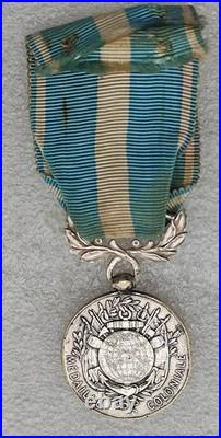 MEDAILLE COLONIALE modèle EPAULE HAUTE AVEC DES CHOCS
