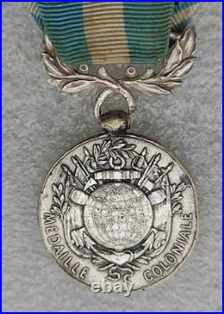 MEDAILLE COLONIALE modèle EPAULE HAUTE AVEC DES CHOCS