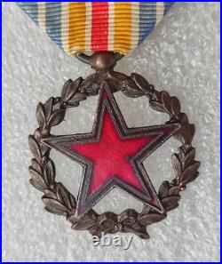 MEDAILLE DES BLESSES modèle peu courant avec filet vers le bord de l'étoile