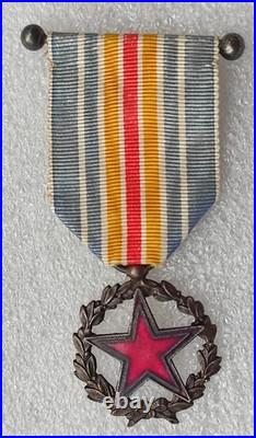 MEDAILLE DES BLESSES modèle peu courant avec filet vers le bord de l'étoile