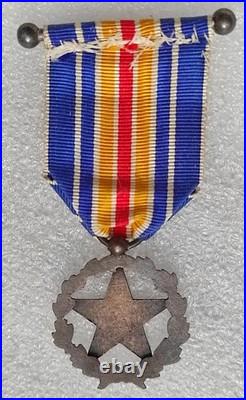 MEDAILLE DES BLESSES modèle peu courant avec filet vers le bord de l'étoile