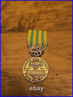 MEDAILLE GUERRE INDOCHINE FABRICATION LOCALE Corps Expéditionnaire Français