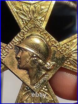 Médaille Croix Officier de L'ordre du Mérite République Française (158-48/P40)