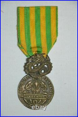 Medaille Guerre D'indochine-fabrication Locale Extreme Orient