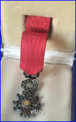 Médaille Légion d'Honneur Réduction avec Diamant et Émeraudes avec écrin Falize