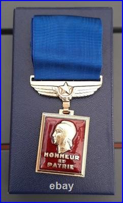 Médaille ancienne de l' AERONAUTIQUE 1945 bronze émail Monnaie de Paris ORIGINAL