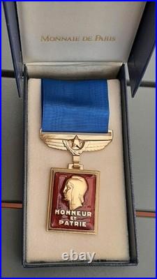 Médaille ancienne de l' AERONAUTIQUE 1945 bronze émail Monnaie de Paris ORIGINAL