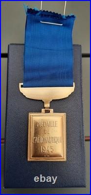 Médaille ancienne de l' AERONAUTIQUE 1945 bronze émail Monnaie de Paris ORIGINAL