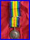 Medaille-d-argent-britannique-de-la-guerre-1914-1918-attribuee-sur-tranche-01-mo