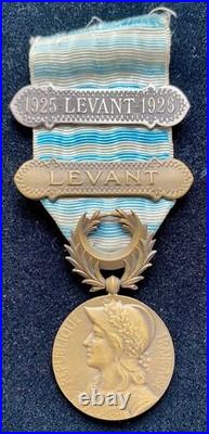 Médaille du Levant + 2 agrafes 1925 Levant 1926 et Levant Bronze France