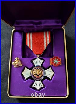 Médaille du Mérite Croix Rouge argent émail XXe Japan Merit Medal Red Cross