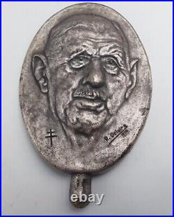 Médaille en bas relief représentant le portrait du Général De Gaulle