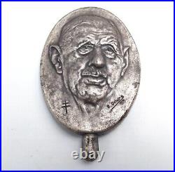Médaille en bas relief représentant le portrait du Général De Gaulle
