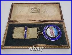 Médaille maçonnique en argent et émail avec étui d'origine / Loge Ataka 1913