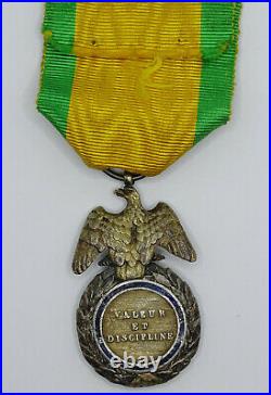 Medaille militaire modéle second Empire, en argent avec son ruban / 010