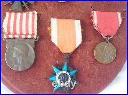 Médailles militaires dans cadre Napoléon III verre bombé