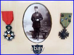Militaria, cadre avec médailles et photographie de l'officier