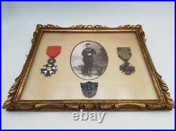 Militaria, cadre avec médailles et photographie de l'officier