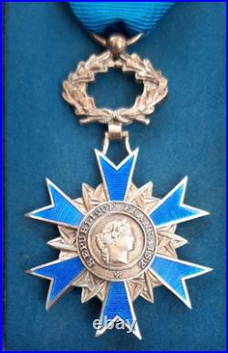 ONM argent massif 1963 Ordre National du Mérite France Chevalier boite ORIGINAL ONM argent massif 1963 Ordre National du Mérite France Chevalier boite ORIGINAL