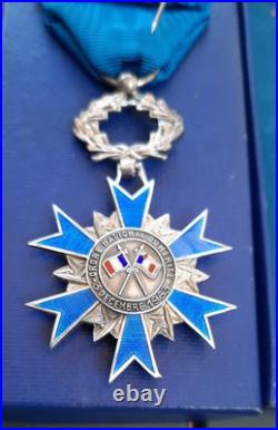 ONM argent massif 1963 Ordre National du Mérite France Chevalier boite ORIGINAL ONM argent massif 1963 Ordre National du Mérite France Chevalier boite ORIGINAL