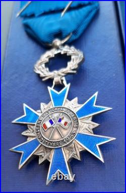 ONM argent massif 1963 Ordre National du Mérite France Chevalier boite ORIGINAL ONM argent massif 1963 Ordre National du Mérite France Chevalier boite ORIGINAL