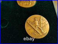 Rare coffret de médailles commémoratives en bronze. 18 juin 1945. André Bord