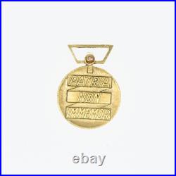 Rare médaille de la résistance en or, surplombée d'un diamant. Poinçon tête