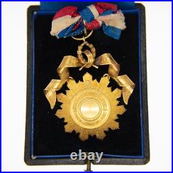 Rare médaille en or de la Societe des Secours Mutuels. L'Union des Coiffeurs de