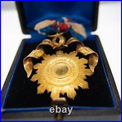 Rare médaille en or de la Societe des Secours Mutuels. L'Union des Coiffeurs de