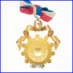 Rare médaille en or de la Societe des Secours Mutuels. L'Union des Coiffeurs de