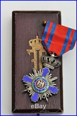 Roumanie Ordre de l'Etoile, croix de chevalier, avec glaives, dans son écrin