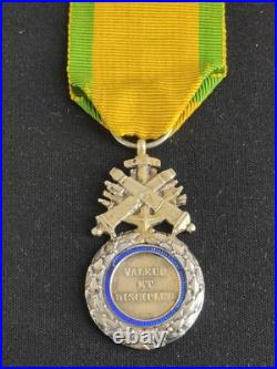 Superbe Et Rare Médaille Militaire Dites Des Versaillais Versailles Monobloc +++