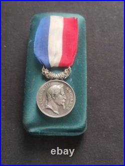 Superbe Médaille Attribuée 1864 Napoléon III Actes Dévouement 2nd Empire Barre