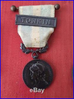Tableau médailles militaires dont Tonkin Légion d'Honneur Insigne à voir 20919