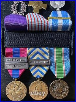 Très belle Barrette 6 médailles ordonnances cousues sur drap noir fixation pin's