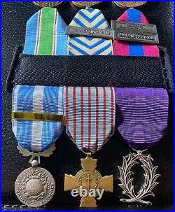 Très belle Barrette 6 médailles ordonnances cousues sur drap noir fixation pin's