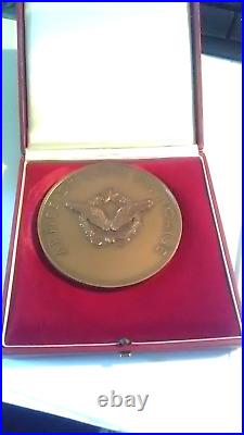 Trés belle Médaille offerte par Gé a Anbassadeur Français a New-Delhi Bronze