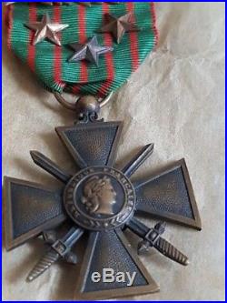 Une Médaille Croix de Guerre 1914-1916 avec un porte bonheurs au dos militaria